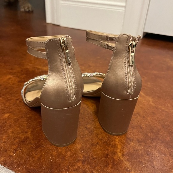 Jewel Badgley Mischka Nude Strap Block Heels - Size 6 - Picture 9 of 9